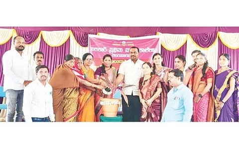 ಲಿಂಗಸುಗೂರಿನ ಸರ್ಕಾರಿ ಪ್ರಥಮ ದರ್ಜೆ ಕಾಲೇಜಿನಲ್ಲಿ ಮಂಗಳವಾರ ಏರ್ಪಡಿಸಿದ್ದ ಅಂತಾರಾಷ್ಟ್ರೀಯ ಮಹಿಳಾ ದಿನಾಚರಣೆ ಕಾರ್ಯಕ್ರಮವನ್ನು ತಹಸೀಲ್ದಾರ್ ಸತ್ಯಮ್ಮ ಉದ್ಘಾಟಿಸಿದರು. ಪ್ರಾಚಾರ್ಯ ಡಾ.ವೆಂಕಟನಾರಾಯಣ, ವಿಶ್ರಾಂತ ಪ್ರಾಚಾರ್ಯೆ ಗಂಗಮ್ಮ ಸತ್ಯಂಪೇಟೆ, ಸಹ ಪ್ರಾಧ್ಯಾಪಕ ಡಾ. ಹನುಮಂತಪ್ಪ, ಉಪನ್ಯಾಸಕ ಡಾ. ಮಹಾದೇವಪ್ಪ ನಾಗರಾಳ ಇತರರಿದ್ದರು.
