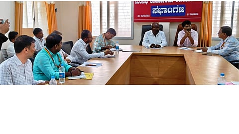 ಲಿಂಗಸುಗೂರು ಪುರಸಭೆ ಸಭಾಂಗಣದಲ್ಲಿ ಶುಕ್ರವಾರ ಪ್ರಗತಿ ಪರಿಶೀಲನಾ ಸಭೆ ನಡೆಯಿತು. ಶಾಸಕ ಮಾನಪ್ಪ ವಜ್ಜಲ್, ಎಸಿ ಬಸವಣೆಪ್ಪ ಕಲಶೆಟ್ಟಿ, ಮುಖ್ಯಾಧಿಕಾರಿ ನಟರಾಜ, ವ್ಯವಸ್ಥಾಪಕ ಹನುಮಂತರಾಯ ನಾಯಕ, ಪರಿಸರ ಅಧಿಕಾರಿ ಗಿರಿಜಾ ಇತರರಿದ್ದರು.