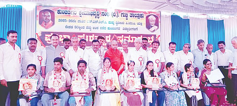 ಗುಬ್ಬಿ ತಾಲೂಕಿನ ಚಿಕ್ಕಹಳ್ಳಿಯಲ್ಲಿ ಕುಂಚುಟಿಗರ ೇಮಾಭಿವೃದ್ಧಿ ಸಂದಿಂದ ಆಯೋಜಿಸಿಸಿದ್ದ ಪ್ರತಿಭಾ ಪುರಸ್ಕಾರದಲ್ಲಿ ವಿದ್ಯಾರ್ಥಿಗಳನ್ನು ಪುರಸ್ಕರಿಸಲಾಯಿತು. ಡಾ. ಶ್ರೀ ಹನುಮಂತನಾಥ ಸ್ವಾಮೀಜಿ, ಎಸ್​.ಆರ್​.ಶ್ರೀನಿವಾಸ್​, ಮುರಳೀಧರ ಹಾಲಪ್ಪ, ಜಯಣ್ಣ, ರಂಗನಾಥ್​ ಇತರರು ಇದ್ದರು