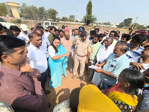 ಹೊಸಪೇಟೆ ಬದ್ಯಾನಾಯ್ಕ ತಾಂಡಾ ತೆರವಿಗೆ ಶನಿವಾರ ನಡೆದ ಮನೆಗಳ ಸಮೀಕ್ಷೆಯನ್ನು ತಹಸೀಲ್ದಾರ್ ಶೃತಿ ಎಂ.ಮಳ್ಳಪ್ಪಗೌಡ್ರ್ ಪರಿಶೀಲನೆ ನಡೆಸಿದರು. ಪೌರಾಯುಕ್ತ ಶಿವಕುಮಾರ್ ಯರಗುಡಿ, ಪಿಎಸ್‌ಐ ಶಿವಕುಮಾರ್ ಇತರರಿದ್ದರು.