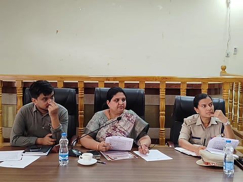 ಹೊಸಪೇಟೆ ಜಿಲ್ಲಾಧಿಕಾರಿಗಳ ಕಚೇರಿಯಲ್ಲಿ ಮಂಗಳವಾರ ಜಿಲ್ಲಾಧಿಕಾರಿ ಕವಿತಾ ಎಸ್.ಮನ್ನಿಕೇರಿ ವಿವಿಧ ದೇಗುಲಗಳ ವಾರ್ಷಿಕ ಜಾತ್ರಾ ಮಹೋತ್ಸವದ ಪೂರ್ವಭಾವಿ ಸಭೆ ನಡೆಸಿದರು. ಜಿಪಂ ಸಿಇಒ ನೊಂಗ್ಜಾಯ್ ಮಹ್ಮದ್ ಅಲಿ ಅಕ್ರಮ್ ಷಾ, ಎಸ್ಪಿ ಎಸ್.ಜಾಹ್ನವಿ ಇದ್ದರು.