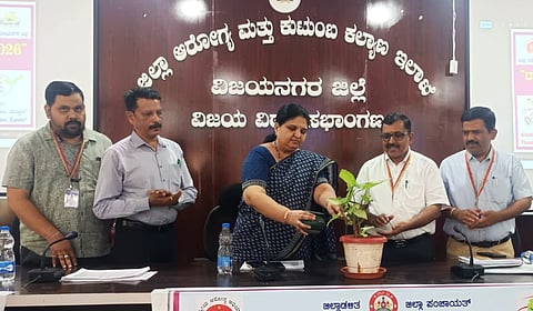 ಹೊಸಪೇಟೆ ಡಿಎಚ್‌ಒ ಕಚೇರಿ ಸಭಾಂಗಣದಲ್ಲಿ ಅಂತರ ಇಲಾಖೆ ಸಮನ್ವಯ ಸಮಿತಿ ಸಭೆಯನ್ನು ಜಿಲ್ಲಾಧಿಕಾರಿ ಕವಿತಾ ಎಸ್.ಮನ್ನಿಕೇರಿ ಉದ್ಘಾಟಿಸಿದರು. ಡಿಎಚ್‌ಓ ಡಾ.ಎಲ್.ಆರ್.ಶಂಕರ್ ನಾಯ್ಕ, ಪಶುಸಂಗೋಪನೆ ಇಲಾಖೆ ಡಿಡಿ ರವಿ, ಆರ್‌ಸಿಎಚ್ ಅಧಿಕಾರಿ ಡಾ.ಜಂಬಯ್ಯ, ಜಿಲ್ಲಾ ಅನುಷ್ಠಾನಾಧಿಕಾರಿ ಷಣ್ಮುಖ ನಾಯ್ಕ ಇತರರಿದ್ದರು.