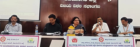 ಹೊಸಪೇಟೆ ಡಿಎಚ್‌ಒ ಕಚೇರಿ ಸಭಾಂಗಣದಲ್ಲಿ ಶನಿವಾರ ನಡೆದ ಅಧಿಕಾರಿಗಳ ಸಭೆಯಲ್ಲಿ ಜಿಲ್ಲಾಧಿಕಾರಿ ಕವಿತಾ ಎಸ್.ಮನ್ನಿಕೇರಿ ಮಾತನಾಡಿದರು. ಜಿಪಂ ಸಿಇಓ ನೋಂಗ್ಜಯ್ ಮಹ್ಮದ್ ಅಲಿ ಅಕ್ರಂ ಷಾ, ಡಿಎಚ್‌ಓ ಡಾ.ಎಲ್.ಆರ್.ಶಂಕರ್ ನಾಯ್ಕ, ಪಶುಸಂಗೋಪನೆ ಇಲಾಖೆ ಡಿಡಿ ರವಿ, ಆರ್‌ಸಿಹೆಚ್ ಅಧಿಕಾರಿ ಡಾ.ಜಂಬಯ್ಯ, ಜಿಲ್ಲಾ ಅನುಷ್ಠಾನಾಧಿಕಾರಿ ಷಣ್ಮುಖ ನಾಯ್ಕ ಇತರರಿದ್ದರು.