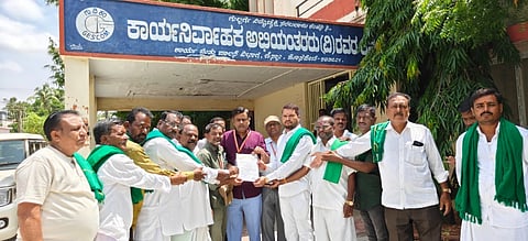 ಇಇ ಖಲಂದರ್ ಅವರಿಗೆ ಮನವಿ ಪತ್ರ ಸಲ್ಲಿಸಿದರು. ಜಿಲ್ಲಾ ಅಧ್ಯಕ್ಷ ಖಲಂದರ್, ಜಿಲ್ಲಾ ಉಪಾಧ್ಯಕ್ಷ ಆರ್.ಆರ್.ತಾಯಪ್ಪ, ಪ್ರಮುಖರಾದ ದೊಡ್ಡ ಗಾಳೆಪ್ಪ, ರೇವಣ ಸಿದ್ದಪ್ಪ, ಕೆ.ಮೂರ್ತಿ ಇತರರಿದ್ದರು.