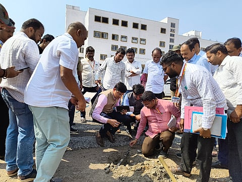 ಹೊಸಪೇಟೆಯಲ್ಲಿ ಕಲಬುರಗಿಯ ಕೆಕೆಆರ್‌ ಡಿಬಿ ಕಾರ್ಯದರ್ಶಿ  ನಳಿನ್ ಅತುಲ್ ರಸ್ತೆ ಕಾಮಗಾರಿ ಪರಿಶೀಲಿಸಿದರು. ಜಿಪಂ ಸಿಇಒ ನೋಂಗ್ಜಾಯ್ ಮಹಮ್ಮದ್ ಅಲಿ ಅಕ್ರಂ ಶಾ, ಪಿಡಬ್ಲ್ಯೂಡಿ ಎಇಇ ರವಿನಾಯ್ಕ ಇತರರಿದ್ದರು.
