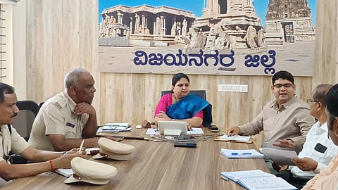 ಹೊಸಪೇಟೆ ಜಿಲ್ಲಾಧಿಕಾರಿಗಳ ಕಚೇರಿಯಲ್ಲಿ ಗುರುವಾರ ಜಿಲ್ಲಾಧಿಕಾರಿ ಕವಿತಾ ಎಸ್. ಮನ್ನಿಕೇರಿ ಜಿಲ್ಲಾ ಮಟ್ಟದ ಸಮಿತಿ ಸಭೆ ನಡೆಸಿದರು. ಅಪರ ಜಿಲ್ಲಾಧಿಕಾರಿ ಇ.ಬಾಲಕೃಷ್ಣ, ಎಎಸ್ಪಿ ಮಂಜುನಾಥ, ಉಪ ವಿಭಾಗಾಧಿಕಾರಿ ವಿವೇಕಾನಂದ, ಪ್ರಾದೇಶಿಕ ಸಾರಿಗೆ ಅಧಿಕಾರಿ ದಾಮೋದರ, ಡಿವೈಎಸ್ಪಿ ಪಿ.ಮುರಳೀಧರ ಇತರರಿದ್ದರು.