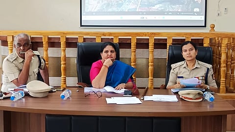 ಹೊಸಪೇಟೆ ಜಿಲ್ಲಾಧಿಕಾರಿಗಳ ಕಚೇರಿಯಲ್ಲಿ ಜಿಲ್ಲಾಧಿಕಾರಿ ಕವಿತಾ ಎಸ್.ಮನ್ನಿಕೇರಿ ಜಿಲ್ಲಾ ಮಟ್ಟದ ನಾರ್ಕೋಟಿಕ್ಸ್ ಸಮಿತಿಯ ಪ್ರಗತಿ ಪರಿಶೀಲನಾ ಸಭೆ ನಡೆಸಿದರು. ಎಸ್‌ಪಿ ಎಸ್.ಜಾಹ್ನವಿ, ಎಎಸ್‌ಪಿ ಮಂಜುನಾಥ್ ಇದ್ದರು.