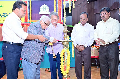 ಕನ್ನಡ ವಿವಿಯ ಮಂಟಪ ಸಭಾಂಗಣದಲ್ಲಿ ಮಂಗಳವಾರ ನಾಡೋಜ ಬರಗೂರು ರಾಮಚಂದ್ರಪ್ಪ ಪುಸ್ತಕಗಳ ಲೋಕಾರ್ಪಣೆಗೊಳಿಸಿದರು. ಕನ್ನಡ ವಿವಿ ಸಂಸ್ಥಾಪಕ ಕುಲಪತಿ ಡಾ.ಚಂದ್ರಶೇಖರ ಕಂಬಾರ, ಕುಲಪತಿ ಡಾ.ಡಿ.ವಿ.ಪರಮಶಿವಮೂರ್ತಿ, ಕುಲಸಚಿವ ಡಾ.ವಿರೂಪಾಕ್ಷಿ ಪೂಜಾರಹಳ್ಳಿ, ಪ್ರಸಾರಾಂಗದ ನಿರ್ದೇಶಕ ಡಾ.ಪಿ.ಮಹಾದೇವಯ್ಯ ಇದ್ದರು.