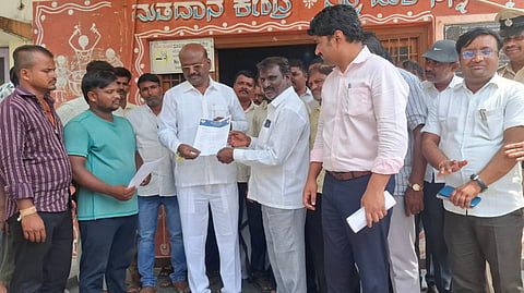 ಮುದಗಲ್‌ನಲ್ಲಿ ಶಾಸಕ ಮಾನಪ್ಪ ವಜ್ಜಲ್‌ಗೆ ಕರ್ನಾಟಕ ದಲಿತ ಸಂಘರ್ಷ ಸಮಿತಿ ಮನವಿ ಸಲ್ಲಿಸಿತು. ಪ್ರಮುಖರಾದ ಸಿದ್ದಯ್ಯ ಸ್ವಾಮಿ, ಕರಿಯಪ್ಪ ಯಾದವ್, ನಾಗರಾಜ ತಳವಾರ, ಮಂಜುನಾಥ ನಂದವಾಡಿ ಇತರರಿದ್ದರು.