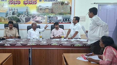 ಮುದಗಲ್ ಪುರಸಭೆ ಸಭಾಂಗಣದಲ್ಲಿ ಶುಕ್ರವಾರ ಶಾಸಕ ಮಾನಪ್ಪ ವಜ್ಜಲ್ ಅಧ್ಯಕ್ಷತೆಯಲ್ಲಿ ವಿಶೇಷ ಸಭೆ ನಡೆಯಿತು. ಆಡಳಿತಾಧಿಕಾರಿ ಎಸಿ ಬಸವಣೆಪ್ಪ ಕಲಶೆಟ್ಟಿ, ಮುಖ್ಯಾಧಿಕಾರಿ ಪ್ರವೀಣ್ ಭೋಗಾರ್, ಮಸ್ಕಿ ವೃತ್ತ ನಿರೀಕ್ಷಕ ರಾಮಣ್ಣ ಜಲಗಾರ್, ಪುರಸಭೆ ವ್ಯವಸ್ಥಾಪಕ ಸುರೇಶ ಇದ್ದರು.