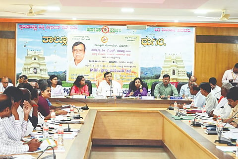 ಮಧುಗಿರಿ ತಾಪಂ ಸಭಾಂಗಣದಲ್ಲಿ ಬುಧವಾರ ಹಮ್ಮಿಕೊಂಡಿದ್ದ ತಾಲೂಕುಪಟ್ಟದ ಕೆಡಿಪಿ ಸಭೆಯಲ್ಲಿ  ಸಿಇಒ ಅಶ್ವಿಜ, ಎಸಿ ಗೊಟೂರು ಶಿವಪ್ಪ, ಜಿಪಂ ಉಪಕಾರ್ಯದರ್ಶಿ ಸಂಜೀವಪ್ಪ, ತಾಪಂ ಆಡಳಿತಾಧಿಕಾರಿ ಸೋನಿಯಾ ವಾರ್ಣೇಕರ್​, ಇಒ ಉತ್ತಮ್​, ಪ್ರಭಾರ ತಹಸೀಲ್ದಾರ್​ ಮಂಜುನಾಥ್​ ಇದ್ದರು.