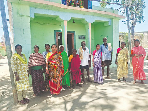 Villagers lay siege to teachers who arrived at the SIR.