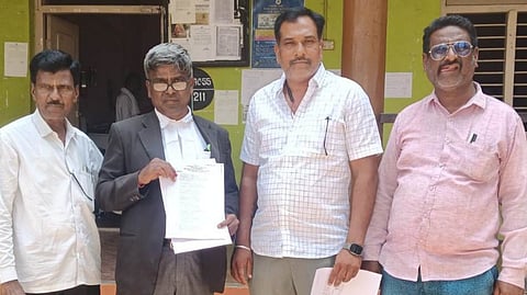 ಮಾನ್ವಿ ತಾಲೂಕಿನ ಪೋತ್ನಾಳ್ ಗ್ರಾಮದಲ್ಲಿ ಜನವೇದಿಕೆ ಸಮಿತಿಯಿಂದ ತಾಲೂಕು ವೈದ್ಯಾಧಿಕಾರಿ ಡಾ.ಶರಣಬಸವರಾಜಗೆ ಮನವಿ ಸಲ್ಲಿಸಲಾಯಿತು. ಪ್ರಮುಖರಾದ ಹಂಪಯ್ಯ, ದೇವರಾಜ ಕೊಟ್ನೇಕಲ್ ಇದ್ದರು.