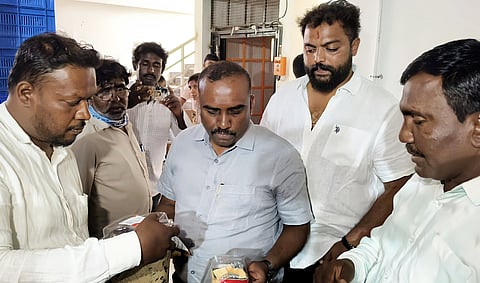 ಹೊಸಕೋಟೆಯ ಬ್ಲಿಂಕಿಟ್​ ಮಳಿಗೆ ಮೇಲೆ ದಾಳಿ ನಡೆಸಿದ ನಗರಸಭೆ ಆಯುಕ್ತ ನೀಲಲೋಚನ ಪ್ರಭು, ಆರೋಗ್ಯ ಇಲಾಖೆಯ ಆಂಜಿನಪ್ಪ, ನಗರಸಭೆ ಸದಸ್ಯ ನಿತಿನ್​ ಶ್ರೀನಿವಾಸ್​ ಅವಧಿ ಮೀರಿದ ಸಿದ್ಧ ಆಹಾರ ಪದಾರ್ಥ ಪರಿಶೀಲಿಸಿದರು. 