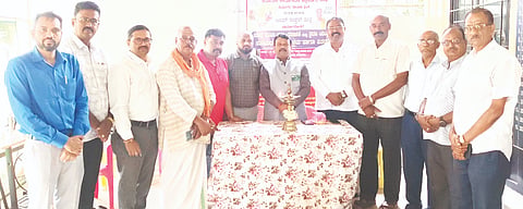 ನೆಲಮಂಗಲ ಸದಾಶಿವನಗರದ ರೋಟರಿ ಭವನದಲ್ಲಿ ಆಯೋಜಿಸಿದ್ದ ಶ್ರವಣ ಉಚಿತ ತಪಾಸಣೆ ಮತ್ತು ಶ್ರವಣ ಯಂತ್ರಕ್ಕೆ ಸಹಾಯಧನ ವಿತರಣೆ ಕಾರ್ಯಕ್ರಮವನ್ನು ರೋಟರಿ ಅಧ್ಯಕ್ಷ ಲೋಕೇಶ್​ ಉದ್ಘಾಟಿಸಿದರು. ವೈದ್ಯ ಡಾ.ಪವನ್​ ಶಿವಕುಮಾರ್​, ಈಶ್ವರ್​ ಮಲ್ಪೆ ತಂಡದ ಸಂಚಾಲಕ ಲವಕುಮಾರ್​ ಮತ್ತಿತರರು ಉಪಸ್ಥಿತರಿದ್ದರು.