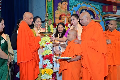  ನಾಗಮಂಗಲ ತಾಲೂಕಿನ ಶ್ರೀಆದಿಚುಂಚನಗಿರಿ ಮಠದಲ್ಲಿ ಭೈರವೈಕ್ಯ ಡಾ.ಬಾಲಗಂಗಾಧರನಾಥ ಸ್ವಾಮೀಜಿಯವರ 81ನೇ ಜಯಂತ್ಯುತ್ಸವ ಹಾಗೂ 13ನೇ ವರ್ಷದ ಸಂಸ್ಮರಣಾ ಮಹೋತ್ಸವದ ಅಂಗವಾಗಿ ಆಯೋಜಿಸಿದ್ದ ರಾಜ್ಯಮಟ್ಟದ ಚುಂಚಾದ್ರಿ ಮಹಿಳಾ ಸಮಾವೇಶವನ್ನು ಶ್ರೀನಿರ್ಮಲಾನಂದನಾಥ ಸ್ವಾಮೀಜಿ ಉದ್ಘಾಟಿಸಿದರು.ಶ್ರೀಪ್ರಸನ್ನನಾಥ ಸ್ವಾಮೀಜಿ,  ಡಾ.ಎ.ಟಿ.ಶಿವರಾಮ್,  ಶಾಸಕ ಲಕ್ಷ್ಮೀನಾರಾಯಣ ಇದ್ದರು.