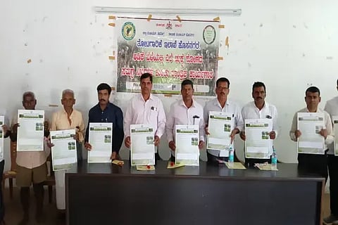 ರಿಪ್ಪನ್‌ಪೇಟೆ ಗ್ರಾಪಂ ಸಭಾಂಗಣದಲ್ಲಿ ಆಯೋಜಿಸಿದ್ದ ಅಡಕೆ ಎಲೆಚುಕ್ಕೆ ರೋಗ ನಿಯಂತ್ರಣ ಕಾರ್ಯಾಗಾರದಲ್ಲಿ ರೋಗ ನಿಯಂತ್ರಣ ಮಾಹಿತಿ ಪತ್ರವನ್ನು ಕರಿಬಸವ ನಾಯ್ಕ, ಧರ್ಮೇಂದ್ರ, ಗಿರೀಶ್ ಮತ್ತಿತರರು ಬಿಡುಗಡೆಗೊಳಿಸಿದರು.