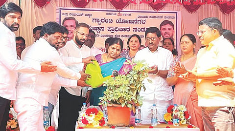 ಸಂಡೂರು ತಾಪಂ ಆವರಣದಲ್ಲಿ ಗ್ಯಾರಂಟಿ ಯೋಜನೆ ಸಮಿತಿ ತಾಲೂಕು ಕಚೇರಿ ಉದ್ಘಾಟನೆ ಹಾಗೂ ಅಧ್ಯಕ್ಷರ ಪದಗ್ರಹಣ ಕಾರ್ಯಕ್ರಮಕ್ಕೆ ಶಾಸಕಿ ಅನ್ನಪೂರ್ಣ ತುಕಾರಾಮ್ ಚಾಲನೆ ನೀಡಿದರು. ಎಂಎಂಎಲ್ ಉಪಾಧ್ಯಕ್ಷ ಎಚ್.ಲಕ್ಷ್ಮಣ, ಗ್ಯಾರಂಟಿ ಯೋಜನೆ ಸಮಿತಿ ತಾಲೂಕು ಅಧ್ಯಕ್ಷ ನೂರುದ್ದೀನ್, ವಾಡಾ ಅಧ್ಯಕ್ಷ ಅಕ್ಷಯ ಲಾಡ್ ಇತರರಿದ್ದರು.
