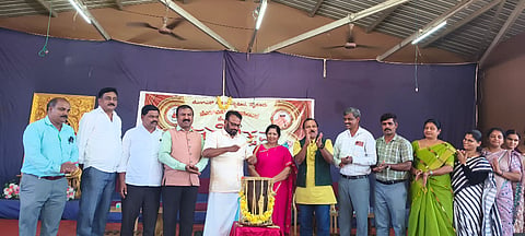 ಸರಗೂರು ಪಟ್ಟಣದ ಜೆಎಸ್‌ಎಸ್ ಶಿವರಾತ್ರಿ ಶಿವಾನುಭವ ಮಂಗಳ ಮಂಟಪದಲ್ಲಿ ಜೆಎಸ್‌ಎಸ್ ರಂಗೋತ್ಸವ ಕಾರ್ಯಕ್ರಮವನ್ನು ಗಣ್ಯರು ಉದ್ಘಾಟಿಸಿದರು. ಹನುಮಂತಗೌಡ, ವೈ.ಡಿ.ರಾಜಣ್ಣ, ಸುಧಾ ಮೃತ್ಯುಂಜಯಪ್ಪ ಇತರರು ಇದ್ದರು. 