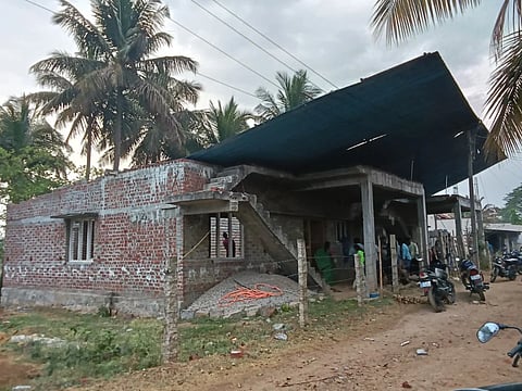 ಸರಗೂರು ತಾಲೂಕಿನ ಕಟ್ಟೆ ಹುಣಸೂರು ಗ್ರಾಮದ ಮಹದೇವಮ್ಮ ಎಂಬವರ ಮನೆಯ ಶಿಟ್ ಗಾಳಿ ಮಳೆ ಗೆ ಹಾರಿಹೋಗಿದೆ.