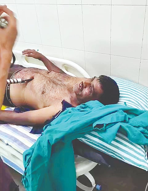 ಗಾಯಗೊಂಡು ಆಸ್ಪತ್ರೆಗೆ ದಾಖಲಾಗಿರುವ ರಾಜಶೇಖರ್.