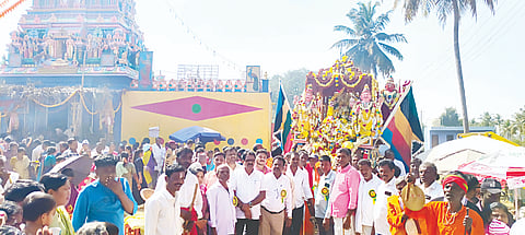 ಸರಗೂರು ಸಮೀಪದ ಹುಲಿಕುರ ಗ್ರಾಮದಲ್ಲಿ ಶನಿವಾರ ಶ್ರೀವೇಣಗೋಪಾಲಸ್ವಾಮಿ ಜಾಾತ್ರಾ ಮಹೋತ್ಸವ ವಿಜೃಂಭಣೆಯಿಂದ ನಡೆಯಿತು. 