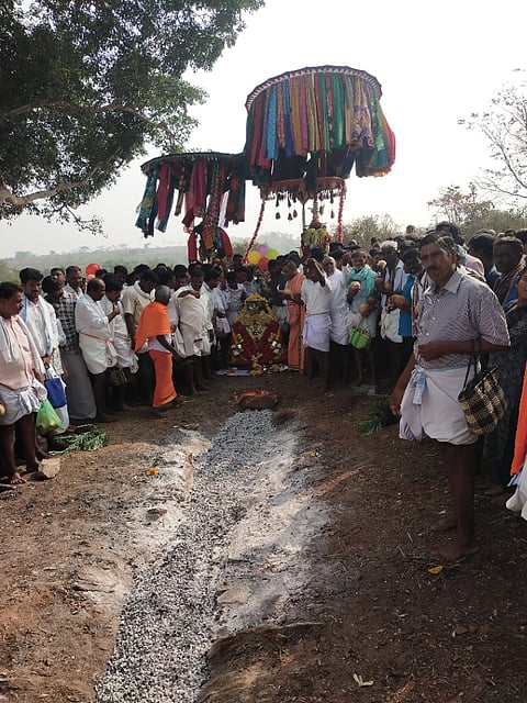 ಸರಗೂರು ತಾಲೂಕಿನ ನಂಜೀಪುರ ಗ್ರಾಮದಲ್ಲಿ ಮಲೆ ಮಹದೇಶ್ವರ ಕೊಂಡೋತ್ಸವ ವಿಜೃಂಭಣೆಯಿಂದ ನಡೆಯಿತು. 