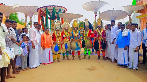 ಸರಗೂರು ತಾಲೂಕಿನ ಹಂಚೀಪುರ ಗ್ರಾಮದಲ್ಲಿ ಗ್ರಾಮದೇವತೆ   ಶ್ರೀ ಕಟ್ಟೆ ಮಾರಮ್ಮನವರ ಜಾತ್ರಾ ಮಹೋತ್ಸವ, ಅಮ್ಮನವರ ಪಲ್ಲಕ್ಕಿ ಮೆರವಣಿಗೆ ಮಂಗಳವಾರ ವಿಜೃಂಭಣೆಯಿಂದ ಜರುಗಿತು. ನೂರಾರು ಭಕ್ತರು ಹಾಜರಿದ್ದರು. 