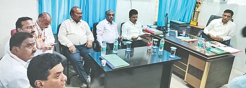 ಸೇಡಂ ಸರ್ಕಾರಿ ಆಸ್ಪತ್ರೆಗೆ ಆರೋಗ್ಯ ಇಲಾಖೆ ಪ್ರಧಾನ ಕಾರ್ಯದರ್ಶಿ ರಿತ್ವಿಕ್​ ಪಾಂಡೆ ಶುಕ್ರವಾರ ಭೇಟಿ ನೀಡಿ ವ್ಯವಸ್ಥೆ ಪರಿಶೀಲಿಸಿದರು. ಡಿಎಚ್​ಒ ಡಾ.ಶರಣಬಸಪ್ಪ ಕ್ಯಾತನಾಳ, ಡಾ.ಎ.ಎಸ್​.ರುದ್ರವಾಡಿ, ಡಾ.ನಾಗರಾಜ ಮನ್ನೆ, ಡಾ.ಶಂಕ್ರಪ್ಪ ಮೈಲಾರಿ ಇದ್ದರು.