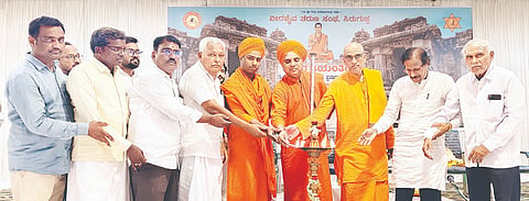 ಸಿರಗುಪ್ಪ ಶ್ರೀಶೈಲ ಪೀಠದ ಶಿವಶಕ್ತಿ ಸಾಂಸ್ಕೃತಿಕ ಭವನದಲ್ಲಿ ವೀರಶೈವ ತರುಣ ಸಂಘದಿಂದ ಆಯೋಜಿಸಿದ್ದ ಬಸವ ಸಂದೇಶ ಪ್ರವಚನ ಕಾರ್ಯಕ್ರಮವನ್ನು ಹಾಲ್ವಿ ಅಭಿನವ ಮಹಾಂತ ಸ್ವಾಮೀಜಿ ಉದ್ಘಾಟಿಸಿದರು. 