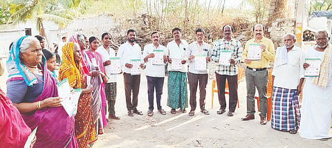 ಸಿರಗುಪ್ಪ ತಾಲೂಕಿನ ಚಿಕ್ಕಬಳ್ಳಾರಿ ಗ್ರಾಮದಲ್ಲಿ ಆರೋಗ್ಯ ಇಲಾಖೆಯಿಂದ ಬಿಸಿಲಿನಿಂದ ಆರೋಗ್ಯ ರಕ್ಷಿಸಿಕೊಳ್ಳುವ ಕುರಿತು ಜಾಗೃತಿ ಕರಪತ್ರ ಪ್ರದರ್ಶಿಸಲಾಯಿತು.