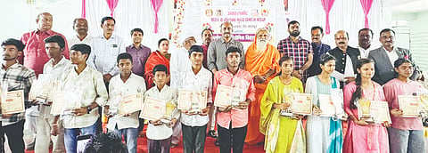 ಕ್ಕಲಕೋಟದಲ್ಲಿ ಆಯೋಜಿಸಿದ್ದ ಪ್ರತಿಭಾ ಪುರಸ್ಕಾರ ಸಮಾರಂಭದಲ್ಲಿ ತಾಲೂಕು ಹೂಗಾರ ಸಮಾಜದ ವಿದ್ಯಾರ್ಥಿಗಳನ್ನು ಸನ್ಮಾನಿಸಲಾಯಿತು. ಶ್ರೀ ಡಾ.ಜಯಸಿದ್ಧೇಶ್ವರ ಶಿವಾಚಾರ್ಯ, ಕಾಶಿನಾಥ ಗುರವ ಮಹಾರಾಜರು, ಶಾಸಕ ಸಚಿನ್​ ಕಲ್ಯಾಣಶೆಟ್ಟಿ, ಮಿಲನ್​ ಕಲ್ಯಾಣಶೆಟ್ಟಿ, ಅಂಜಲಿ ಬಾಜಾರಮಠ, ಗಣೇಶ ಫುಲಾರಿ ಇತರರಿದ್ದರು.