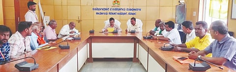 ಸವಣೂರ ಪಟ್ಟಣದ ಗುರುವಾರ ಏರ್ಪಡಿಸಿದ್ದ ಬಸವ ಜಯಂತಿ ಹಾಗೂ ಇತರ ಮಹನೀಯರ ಜಯಂತಿಗಳ ಆಚರಣೆ ಕುರಿತು ಪೂರ್ವಭಾವಿ ಸಭೆಯಲ್ಲಿ ತಹಸೀಲ್ದಾರ್ ರವಿಕುಮಾರ ಕೊರವರ ಮಾತನಾಡಿದರು. ಎಂ.ಎಫ್. ಬಾರ್ಕಿ, ಪ್ರಮುಖರಾದ ಜಯತೀರ್ಥ ದೇಶಪಾಂಡೆ ಇತರರಿದ್ದರು.