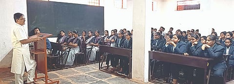 ಸಂಡೂರಿನ ಶ್ರೀಶೈಲೇಶ್ವರ ವಿದ್ಯಾ ಕೇಂದ್ರದಲ್ಲಿ ಹಮ್ಮಿಕೊಂಡಿದ್ದ ಸ್ವಾತಂತ್ರೃ ಹೋರಾಟಗಾರ ಮದನ್ ಲಾಲ್ ಧಿಂಗ್ರಾ ಹುತಾತ್ಮ ದಿನ ಕಾರ್ಯಕ್ರಮದಲ್ಲಿ ವಿದ್ಯಾ ಕೇಂದ್ರದ ಆಡಳಿತಾಧಿಕಾರಿ ಕುಮಾರ ಎಸ್.ನಾನಾವಟೆ ಮಾತನಾಡಿದರು.