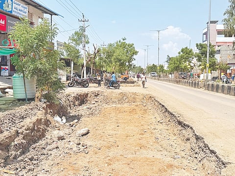  ಸಿರವಾರ-ರಾಯಚೂರು ಮುಖ್ಯರಸ್ತೆ ಅಗೆದು ಬಿಟ್ಟಿರುವುದರಿಂದ ಮಣ್ಣು ಹಾಕಿ ತಾತ್ಕಾಲಿಕ ವ್ಯವಸ್ಥೆ ಮಾಡಿರುವುದು.