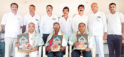 ಸೋಮವಾರಪೇಟೆ ತಾಲೂಕಿನ ಶಾಂತಳ್ಳಿ ಶ್ರೀ ಕುಮಾರಲಿಂಗೇಶ್ವರ ಜಾತ್ರೋತ್ಸವದ ಅಂಗವಾಗಿ ನಡೆದ ಸಮಾರೋಪ ಸಮಾರಂಭದಲ್ಲಿ ವಿವಿಧ ಕ್ಷೇತ್ರಗಳಲ್ಲಿ ಸಾಧನೆ ಮಾಡಿದವರನ್ನು ಸನ್ಮಾನಿಸಲಾಯಿತು. ಲೋಕೇಶ್, ಮೇದಪ್ಪ, ರವೀಂದ್ರ ಇದ್ದರು.