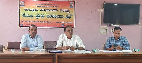 ಶಿರಹಟ್ಟಿ ಪಟ್ಟಣದ ತಾ.ಪಂ ಸಾಮರ್ಥ್ಯ ಸೌಧದಲಿ ಗುರುವಾರ ಕರೆಯಲಾದ ಪ್ರಗತಿ ಪರಿಶೀಲನಾ ಸಭೆಯಲ್ಲಿ ತಾ.ಪಂ ಆಡಳಿತಾಧಿಕಾರಿ ಎ.ಎ.ಕಂಬಾಳಿಮಠ ಮಾತನಾಡಿದರು. ತಾ.ಪಂ ಇಒ ರಾಮಪ್ಪ ದೊಡ್ಡಮನಿ, ಯೋಜನಾಧಿಕಾರಿ ಎ.ಎಚ್.ಕೊಂಡಿಕೊಪ್ಪ, ಟಿಎಚ್‌ಒ ಡಾ.ಸುಭಾಸ ದಾಯಗೊಂಡ ಇತರರಿದ್ದರು.