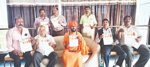ತಿಪಟೂರು Pressmeet ನಗರದಲ್ಲಿ ಆಯೋಜಿಸಿದ್ದ ಸುದ್ದಿಗೋಷ್ಠಿಯಲ್ಲಿ ಡಾ.ಶ್ರೀ ಪ್ರಣವಾನಂದ ಸ್ವಾಮೀಜಿ ಇದ್ದರು. 