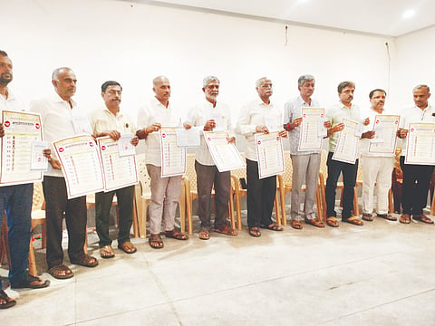 ತಿಪಟೂರಿನಲ್ಲಿelection  ನೊಳಂಬ ಲಿಂಗಾಯತ ಸಂಘದ ಕಾರ್ಯಕಾರಿ ಸಮಿತಿಯ ಕಾಯಕ ತಂಡದ ಪಾಣಾಳಿಕೆ ಬಿಡುಗಡೆ ಮಾಡಲಾಯಿತು. ಸ್ಪರ್ಧಾಕಾಂಕ್ಷಿಗಳಾದ ಎಂ.ಎಂ.ಜಗದೀಶ್​, ಬಿ.ಆರ್​.ನಟರಾಜ್​, ಕೆ.ನಾಗೇಶ್​, ಎಂ.ಬಿ.ನಂದೀಶ್​, ಬರಗೂರು ಬಸವರಾಜು, ಟಿ.ಕೆ.ರಜನೀಶ್​ ಇದ್ದರು.   