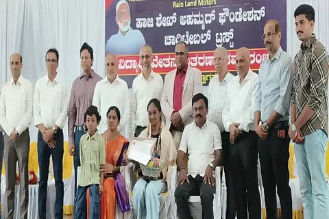 ಹಾಜಿ ಷೇಕ್ ಅಹಮದ್ ಚಾರಿಟೆಬಲ್ ಟ್ರಸ್ಟ್‌ನಿಂದ ತೀರ್ಥಹಳ್ಳಿಯಲ್ಲಿ ಆಯೋಜಿಸಿದ್ದ ಪ್ರತಿಭಾ ಪುರಸ್ಕಾರ ಸಮಾರಂಭದಲ್ಲಿ ರಾಜ್ಯಕ್ಕೆ ಪ್ರಥಮ ರ‌್ಯಾಂಕ್ ಪಡೆದ ವಿದ್ಯಾರ್ಥಿನಿ ಅನಘಾ ಹಾಗೂ ಪಾಲಕರನ್ನು ಗೌರವಿಸಲಾಯಿತು. ಸಂಜೀವ್‌ಕುಮಾರ್, ಯೂಸೂಫ್ ಹೈದರ್ ಇತರರಿದ್ದರು.