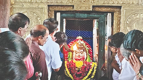 ಕಿಮ್ಮನೆ ರತ್ನಾಕರ್​ ಜನ್ಮದಿನದ ಅಂಗವಾಗಿ ಅಭಿಮಾನಿಗಳು ಪಟ್ಟಣದ ಶ್ರೀರಾಮೇಶ್ವರ ದೇವಸ್ಥಾನದಲ್ಲಿ ಶುಕ್ರವಾರ ವಿಶೇಷ ಪೂಜೆ ಸಲ್ಲಿಸಿದರು.