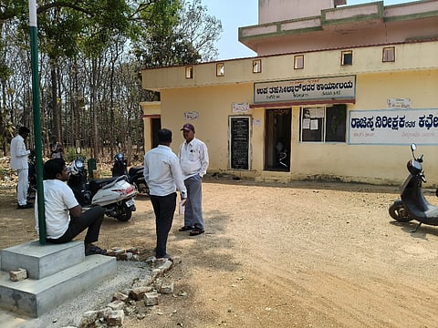 ತೂಬಗೆರೆ ನಾಡಕಚೇರಿಯಲ್ಲಿ ವಿವಿಧ ಅರ್ಜಿ ಸಲ್ಲಿಸಲು ಸಾಲು ನಿಂತಿರುವ ಜನ.  