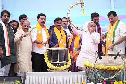ಬಳ್ಳಾರಿಯಲ್ಲಿ ಆಯೋಜಿಸಿದ್ದ ಬಿಜೆಪಿಯ ಪ್ರತಿಭಟನಾ ಸಮಾವೇಶವನ್ನು ಬಿಜೆಪಿ ರಾಜ್ಯಾಧ್ಯಕ್ಷ ಬಿ.ವೈ.ವಿಜಯೇಂದ್ರ ನಗಾರಿ ಬಾರಿಸುವ ಮೂಲಕ ಉದ್ಘಾಟಿಸಿದರು. ಸಂಸದರಾದ ಬಸವರಾಜ್ ಬೊಮ್ಮಯಿ, ಗೋವಿಂದ ಕಾರಜೋಳ, ವಿಧಾನಸಭಾ ವಿರೋಧ ಪಕ್ಷದ ನಾಯಕ ಆರ್.ಅಶೋಕ್, ಶಾಸಕ ಜಿ.ಜನಾರ್ದನರೆಡ್ಡಿ, ಪತ್ನಿ ಅರುಣಾ ಲಕ್ಷ್ಮೀ, ಮುಖಂಡ ಬಂಗಾರು ಹನುಮಂತು ಇದ್ದರು. ==
