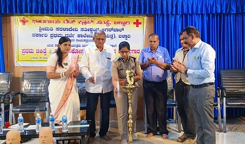 ಬಳ್ಳಾರಿಯ ಎಸ್‌ಎಸ್‌ಎ ಕಾಲೇಜಿನಲ್ಲಿ ಆಯೋಜಿಸಿದ್ದ ಪ್ರಥಮ ಚಿಕಿತ್ಸೆ ಮತ್ತು ಪ್ರಕೃತಿ ವಿಕೋಪ ನಿರ್ವಹಣೆ ವಿಶೇಷ ಕಾರ್ಯಗಾರವನ್ನು ಎಸ್ಪಿ ಡಾ. ಸುಮನ್ ಡಿ. ಪನ್ನೇಕರ್ ಉದ್ಘಾಟಿಸಿದರು. ಬಿಜೆಪಿ ಮುಖಂಡ ಡಾ.ಎಸ್.ಜೆ.ವಿ. ಮಹಿಪಾಲ್, ಪ್ರಾಂಶುಪಾಲ ಡಾ.ಪ್ರಹ್ಲಾದ್ ಚೌದ್ರಿ, ರೆಡ್ ಕ್ರಾಸ್ ಕಾರ್ಯಕ್ರಮ ಅಧಿಕಾರಿ ಡಾ.ಪಲ್ಲವಿ, ಪ್ರೊ.ಗುರುಬಸಪ್ಪ ಇದ್ದರು.