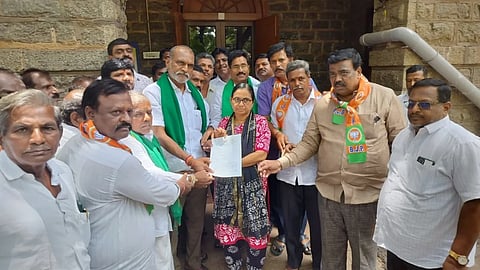 ಬಳ್ಳಾರಿಯ ಡಿಸಿ ಕಚೇರಿ ಆವರಣದಲ್ಲಿ ಬಿಜೆಪಿ ರೈತ ಮೋರ್ಚಾ ವತಿಯಿಂದ ತಹಸೀಲ್ದಾರ್ ಅಲಿಮಾ ಅವರಿಗೆ ಮನವಿ ಸಲ್ಲಿಸಲಾಯಿತು. ಬಿಜೆಪಿ ರೈತ ಮೋರ್ಚಾ ಉಪಾಧ್ಯಕ್ಷ ಎಸ್.ಗುರುಲಿಂಗನಗೌಡ, ಪದಾಧಿಕಾರಿಗಳಾದ ಜಿ.ವಿರೂಪಾಕ್ಷಗೌಡ, ಗಣಪಾಲ್ ಐನಾಥರೆಡ್ಡಿ, ವೀರೇಶ್, ಮಹಾದೇವ, ಹನುಮಂತು ಇತರರಿದ್ದರು.