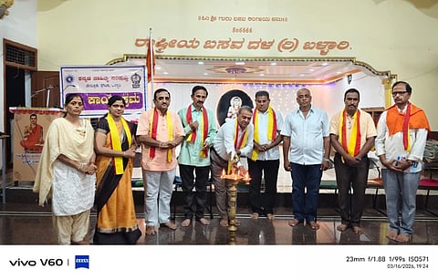 ಬಳ್ಳಾರಿಯ ಬಸವ ದಳದಲ್ಲಿ ಆಯೋಜಿಸಿದ್ದ ತಾಲೂಕು ಕನ್ನಡ ಸಾಹಿತ್ಯ ಪರಿಷತ್ ವತಿಯಿಂದ ಆಯೋಜಿಸಿದ್ದ ದತ್ತಿ ಉಪನ್ಯಾಸ ಕಾರ್ಯಕ್ರಮವನ್ನು  ಪ್ರೊ. ಅರುಣ್ ಕುಮಾರ್ ಲಗಶೆಟ್ಟಿ ಉದ್ಘಾಟಿಸಿದರು. ಕಸಾಪ ಜಿಲ್ಲಾಧ್ಯಕ್ಷ ನಿಷ್ಠಿ ರುದ್ರಪ್ಪ, ತಾಲೂಕು ಅಧ್ಯಕ್ಷ ಕೆ.ವಿ.ನಾಗರೆಡ್ಡಿ, ನಿ.ಪ್ರಾಚಾರ್ಯ ಡಾ.ಎಚ್.ಮಲ್ಲಿಕಾರ್ಜುನಗೌಡ, ಉಪನ್ಯಾಸಕರಾದ ಜೆ.ಭಾಗ್ಯಲಕ್ಷ್ಮೀ, ಬಿ.ಲಿಂಗಾರೆಡ್ಡಿ, ಕೆ.ಗಾದಿಲಿಂಗಪ್ಪ ಇದ್ದರು.