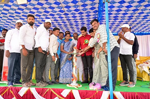 ಬಳ್ಳಾರಿಯ ಜಿಲ್ಲಾ ಕ್ರೀಡಾಂಗಣದಲ್ಲಿ ಆಯೋಜಿಸಿದ್ದ ಕ್ರೀಡಾ ಹಾಗೂ ಸಾಂಸ್ಕೃತಿಕ ಸ್ಪರ್ಧೆಗಳ ಕಾರ್ಯಕ್ರಮವನ್ನು ಶಾಸಕ ನಾರಾ ಭರತ್‌ರೆಡ್ಡಿ ಉದ್ಘಾಟಿಸಿದರು. ಜಿಲ್ಲಾ ಸರ್ಜನ್ ಡಾ.ಎನ್.ಬಸರೆಡ್ಡಿ, ಡಿಎಚ್‌ಒ ವೈ.ರಮೇಶಬಾಬು, ಎಎಸ್ಪಿ ರವಿಕುಮಾರ್, ಶಿಕ್ಷಕರ ಸಂಘದ ಪದಾಧಿಕಾರಿಗಳಾದ ಮಲ್ಲೇಶ್, ಸುರೇಶ್, ಎಲ್.ಎನ್.ಶಾಸ್ತ್ರಿ, ಪಾಲಿಕೆಯ ಸದಸ್ಯರಾದ ಮಿಂಚು ಶ್ರೀನಿವಾಸಲು, ಎಂ.ರಾಜೇಶ್ವರಿ ಇದ್ದರು.