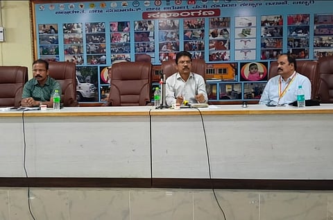 ಬಳ್ಳಾರಿಯ ಡಿಎಚ್‌ಒ ಕಚೇರಿ ಸಭಾಂಗಣದಲ್ಲಿ ವೈದಾಧಿಕಾರಿಗಳ ಜಿಲ್ಲಾಮಟ್ಟದ ಮಾಸಿಕ ಪ್ರಗತಿ ಪರಿಶೀಲನಾ ಸಭೆ ನಡೆಯಿತು. ಕಲಬುರಗಿ ವಿಭಾಗದ ಸಹ ನಿರ್ದೇಶಕ ಡಾ.ಶಂಕ್ರಪ್ಪ ಮೈಲಾರಿ, ಡಿಎಚ್‌ಒ ಡಾ.ವೈ.ರಮೇಶಬಾಬು,  ಜಿಲ್ಲಾ ಆರ್‌ಸಿಎಚ್. ಅಧಿಕಾರಿ ಡಾ.ಹನುಮಂತಪ್ಪ ಇದ್ದರು.