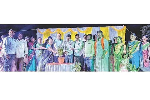 ಅಳವಂಡಿ ಸಮೀಪದ ಘಟ್ಟಿರಡ್ಡಿಹಾಳ ಗ್ರಾಮದ ಸರ್ಕಾರಿ ಪ್ರಾಥಮಿಕ ಶಾಲೆಯಲ್ಲಿ ನಡೆದ ಮಕ್ಕಳ ಹಬ್ಬ, ಸಾಂಸ್ಕೃತಿಕ ಕಾರ್ಯಕ್ರಮ, ಪ್ರತಿಭಾ ಪುರಸ್ಕಾರ ಸಮ್ಮೇಳನವನ್ನು ಗಿಡಕ್ಕೆ ನೀರೆರೆದು ಉದ್ಘಾಟಿಸಲಾಯಿತು. ಸಾಹಿತಿ ನೀಲಪ್ಪ ಹಕ್ಕಂಡಿ, ಎಸ್‌ಡಿಎಂಸಿ ಅಧ್ಯಕ್ಷೆ ಶಕುಂತಲಾ ಡಂಬಳ, ಮಾಜಿ ತಾಪಂ ಸದಸ್ಯ ಶರಣಪ್ಪಗೌಡರ ಇತರರಿದ್ದರು.