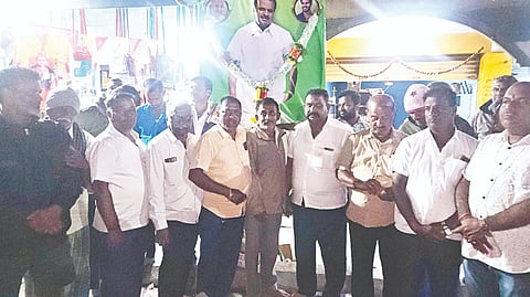 ಬನ್ನೂರಿನ ಬಸವೇಶ್ವರ ವೃತ್ತದಲ್ಲಿ ಜೆಡಿಎಸ್ ಕಾರ್ಯಕರ್ತರಿಂದ ಮಾಜಿ ಮುಖ್ಯಮಂತ್ರಿ ಎಚ್.ಡಿ.ಕುಮಾರಸ್ವಾಮಿ ಹುಟ್ಟುಹಬ್ಬವನ್ನು ಆಚರಣೆ ಮಾಡಲಾಯಿತು. ವೈ.ಎಸ್. ರಾಮಸ್ವಾಮಿ, ಕುಂತನಹಳ್ಳಿ ಚಲುವರಾಜು, ಜಯರಾಮೇಗೌಡ, ಬೀಡನಹಳ್ಳಿ ದೇವರಾಜು, ಬಾಣಗವಾಡಿ ನಾರಾಯಣಸ್ವಾಮಿ ಇತರರಿದ್ದರು. 